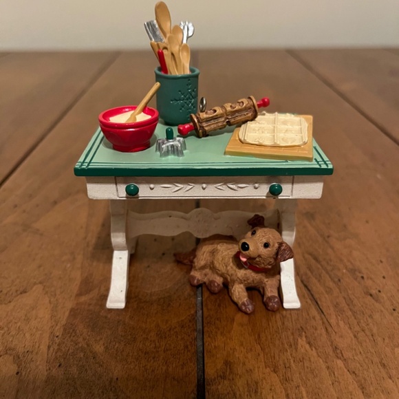 Hallmark Keepsake Mrs. Claus's Kitchen Table 2012 Limited Edition - Picture 6 of 12